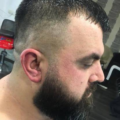 Volle baard, strak bijgewerkt